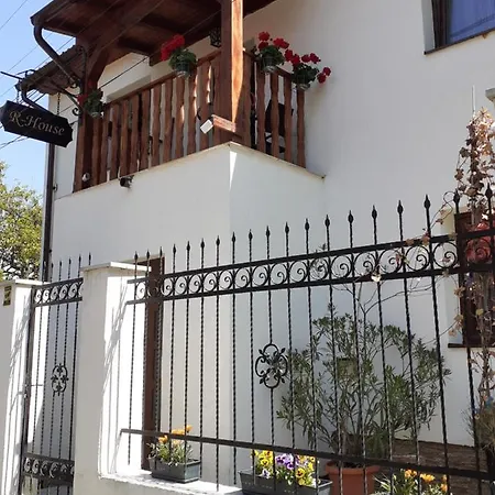 R-house Апартаменти *